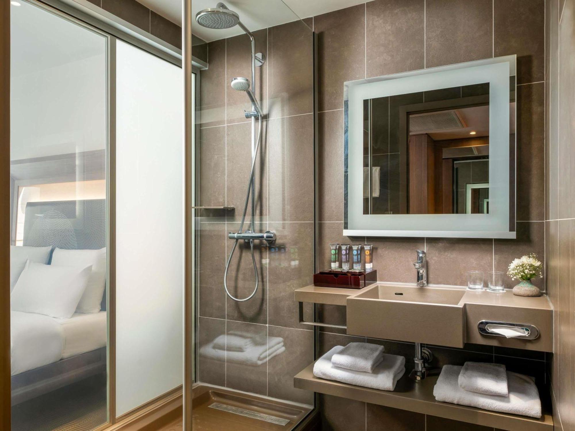 Executive Queen Room with Sofa Bed and Sea View